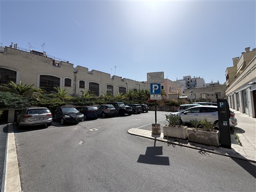 Centrale Locale Indipendente In Pietra di 6 Ambienti. 3 Esposizioni.